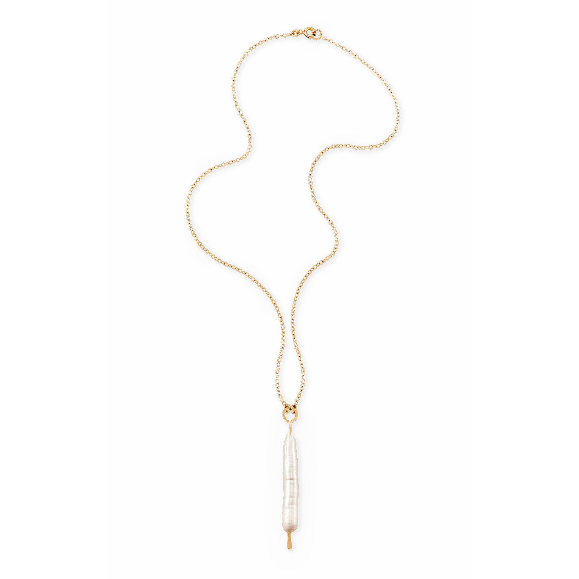 This simple necklace features elongated freshwater pearls that lend an organic element to an understated and graceful look.