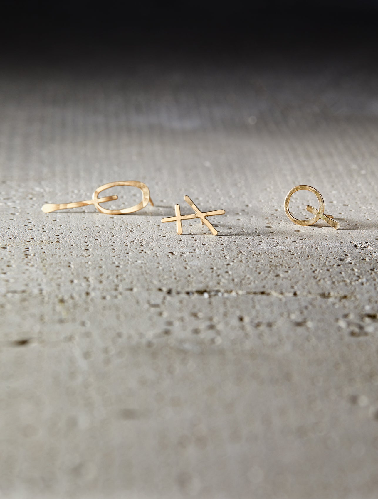 These modern Transcend Studs feature a 14k gold hand hammered oval and vertical wire bar drop.