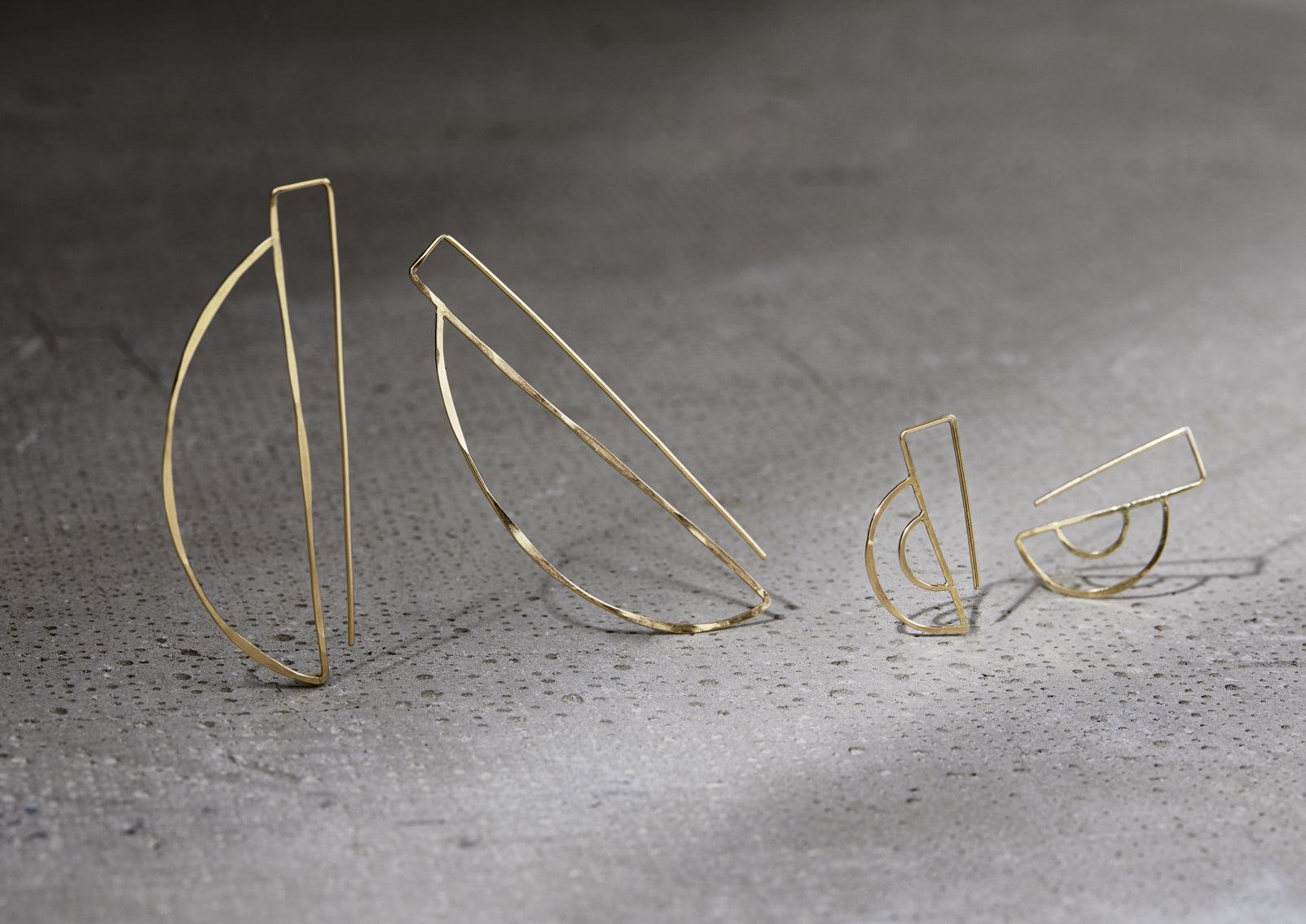 The Partition Hooks in 14k gold are chic threader earrings featuring a hand hammered semicircle shape
