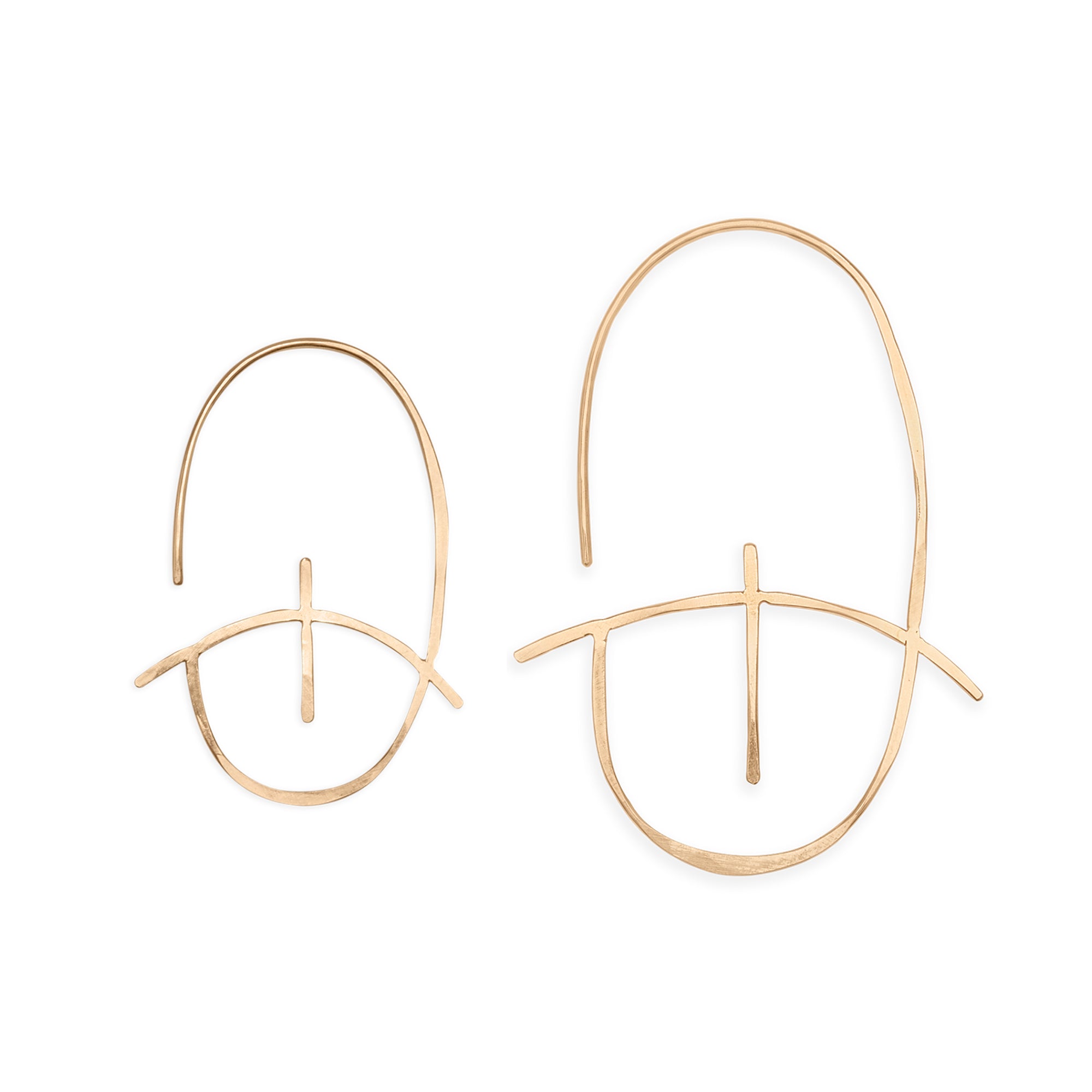 A modern take on the classic hoop, our 14k gold Altar Hoop features an oval shape with a chic arch design on the inside