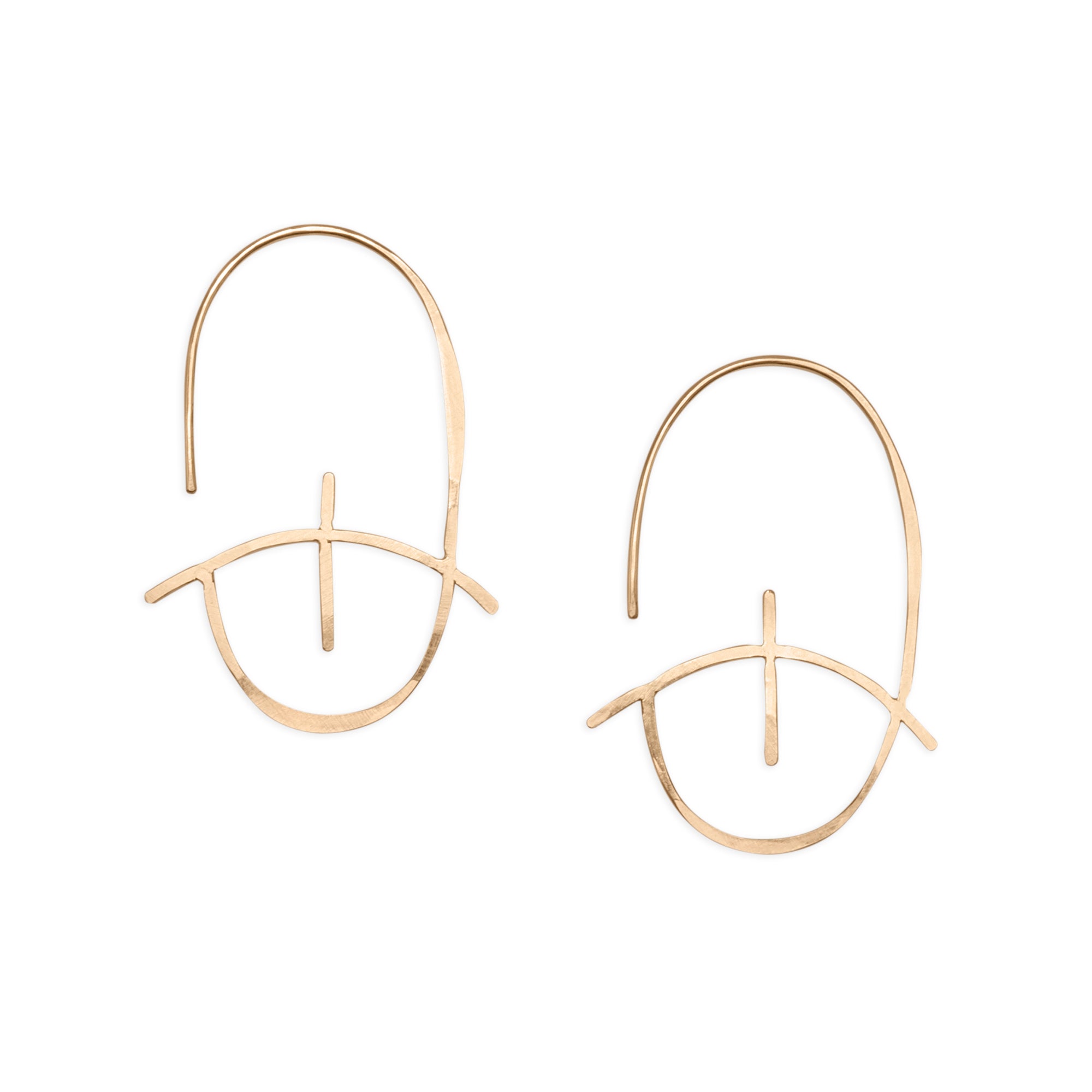A modern take on the classic hoop, our 14k gold Altar Hoop features an oval shape with a chic arch design on the inside