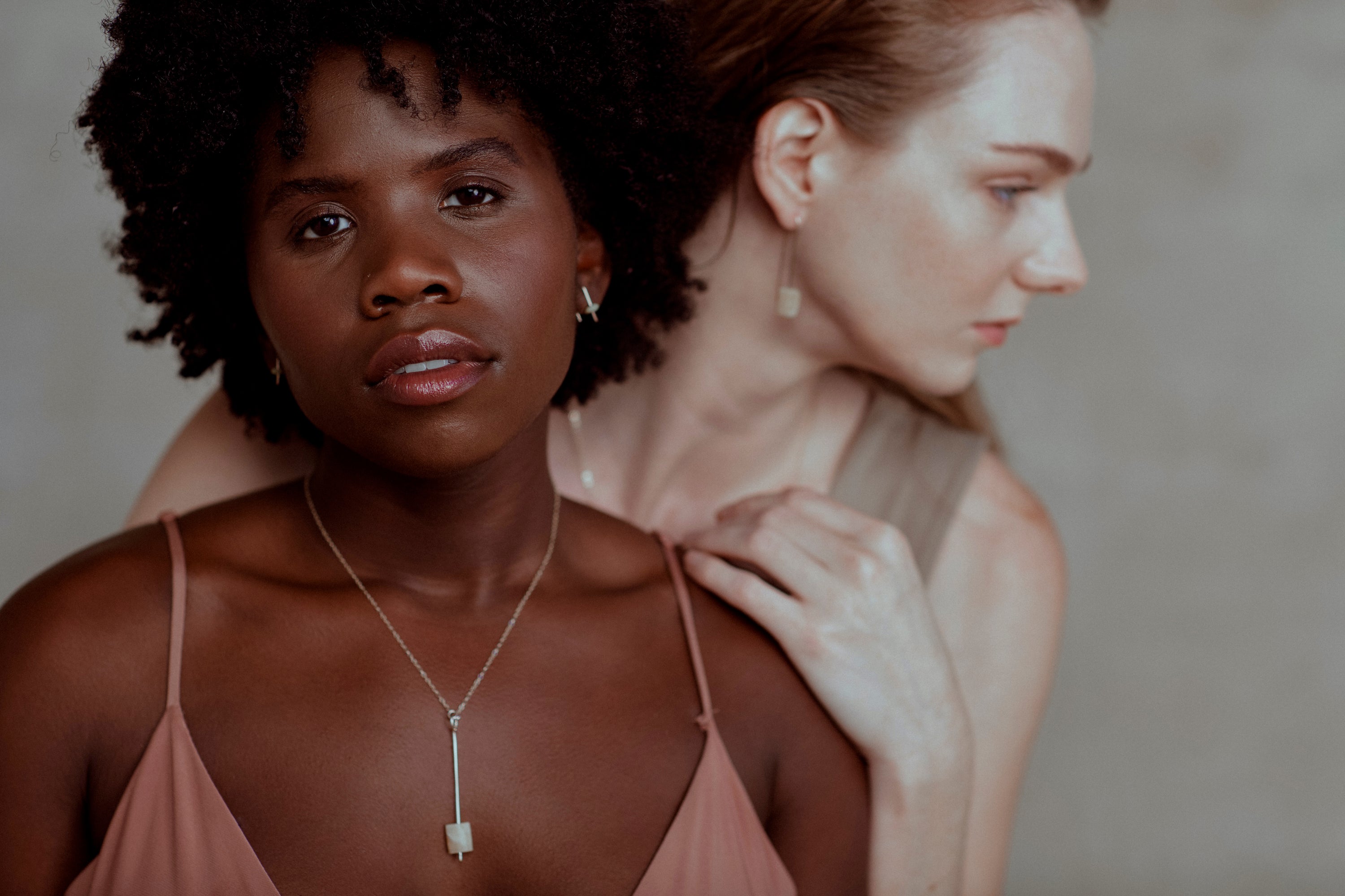 Delicate and light, the Tiny Hook Earrings are modern threader earrings featuring a delicate onyx stone hugging your earlobe.