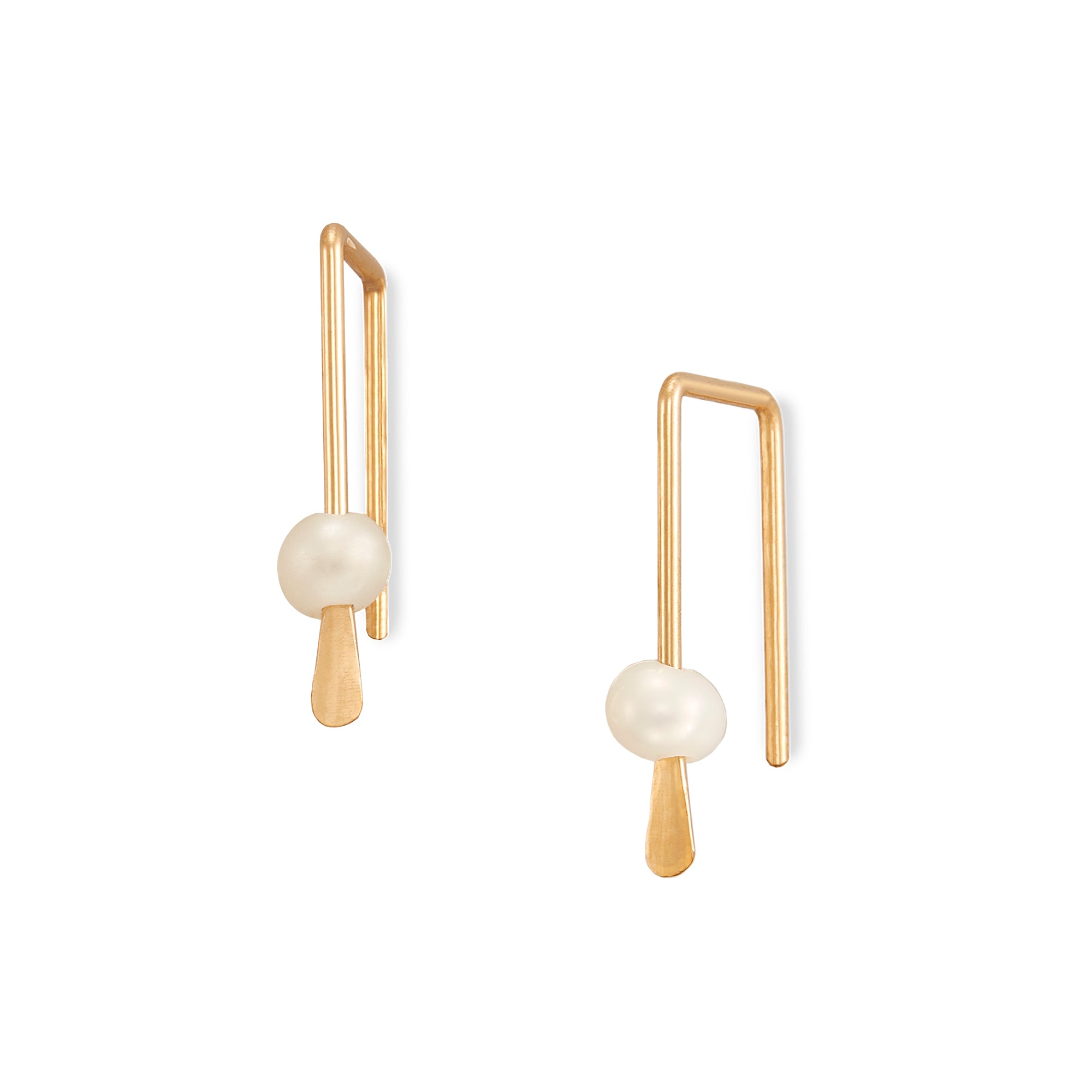 The Pearl Tiny Hook is a modern, geometric threader featuring a delicate seed pearl hugging your earlobe.